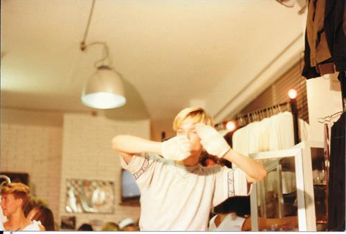 531984performance_breackdance_in_negozio_1